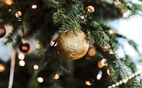 Christmas tree close up gold v H28lq J WYY